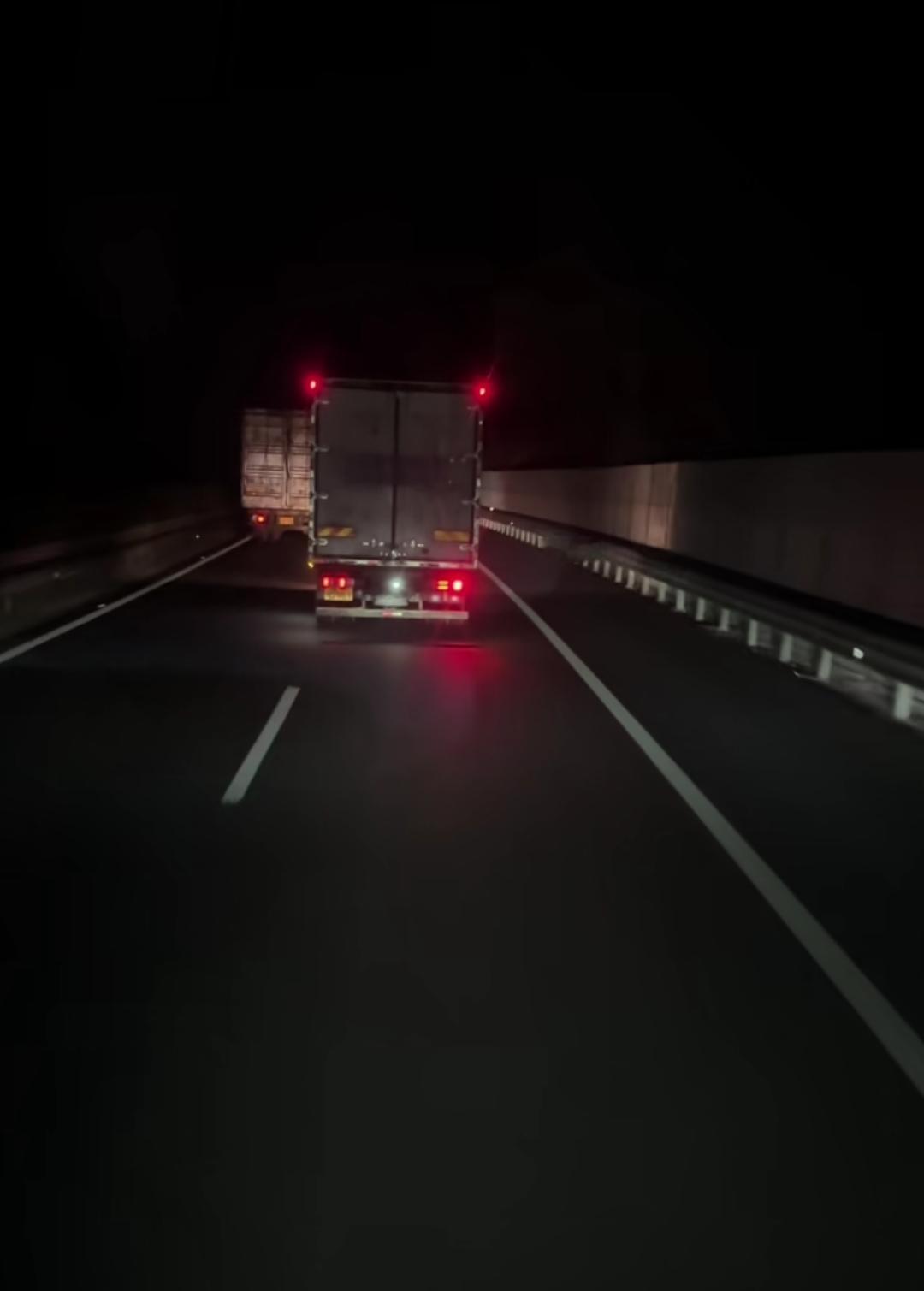 高速上，这辆货车左一甩右一甩的，看的人心惊胆战的。但是，后面有一辆同样开货车的大