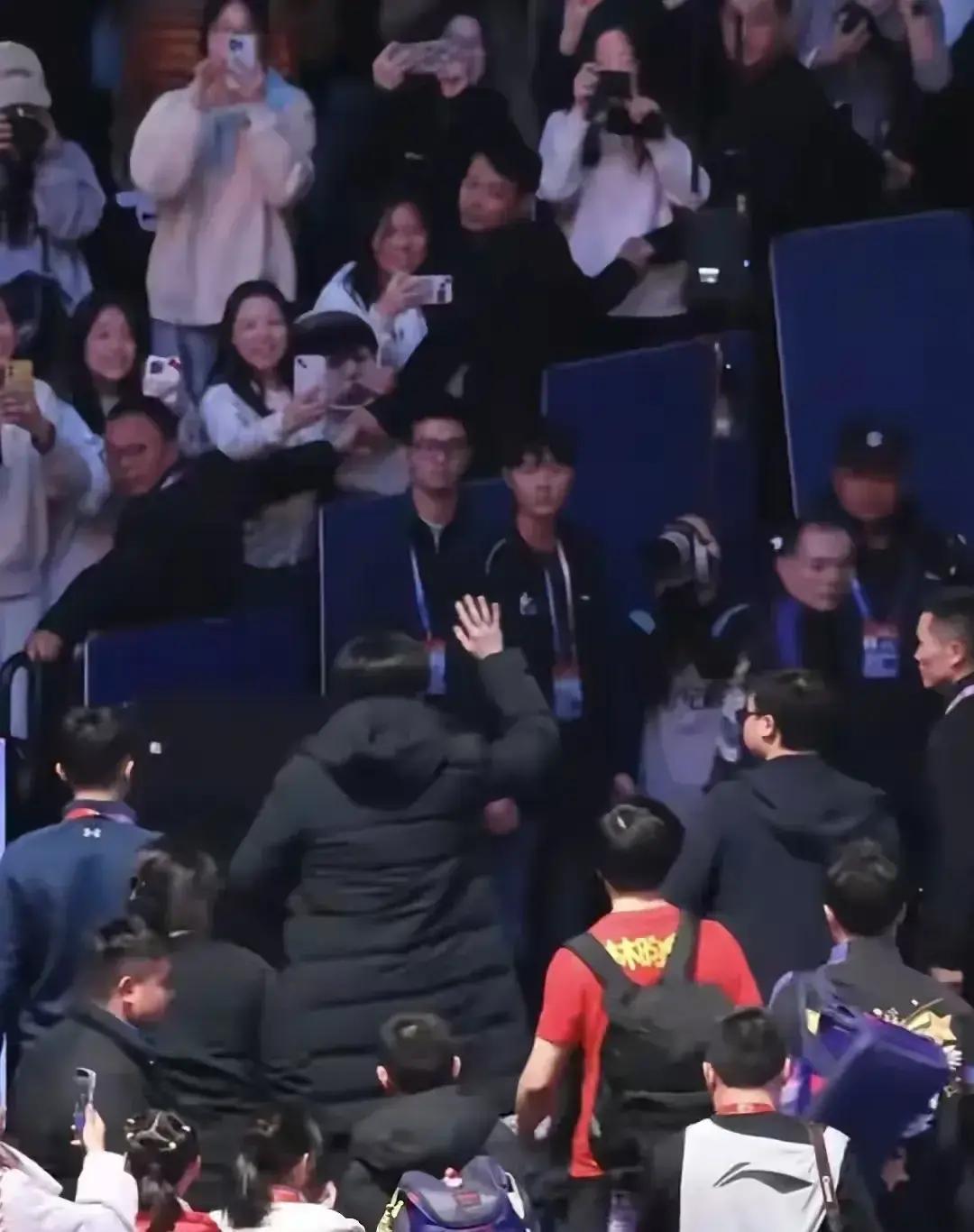 沙特球迷喊他名字那一刻，我眼眶湿了。
 
王楚钦刚完球，混双金牌刚挂脖子上，绕场