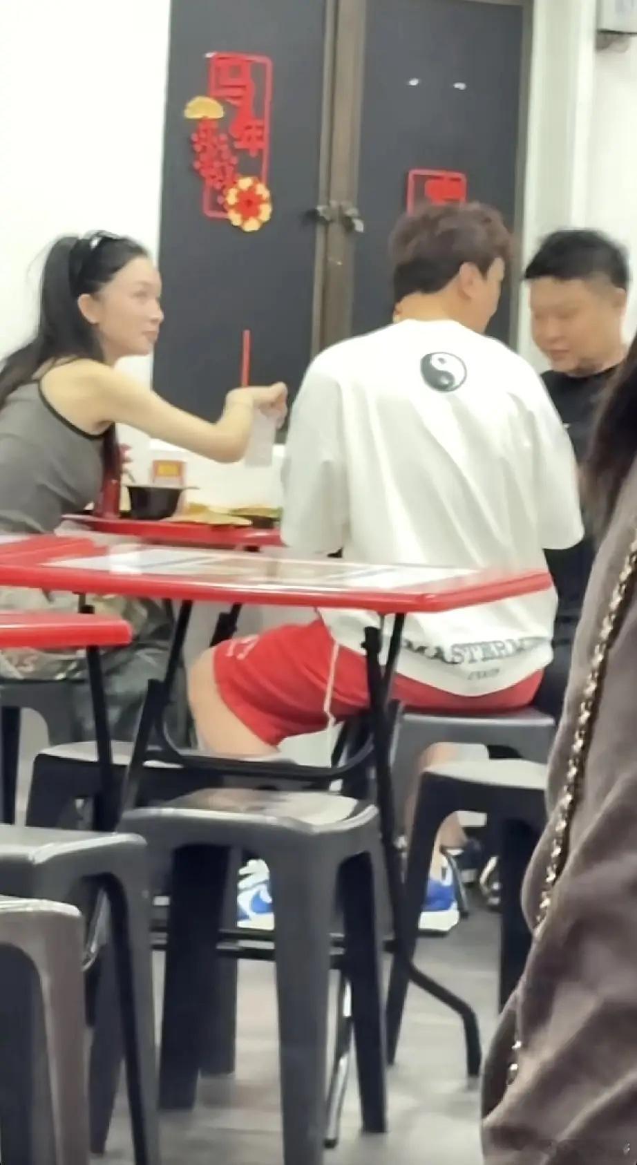 有网友晒出在新加坡一田鸡粥店喝粥时偶遇到王思聪的画面，只见王思聪和一男一女两个朋