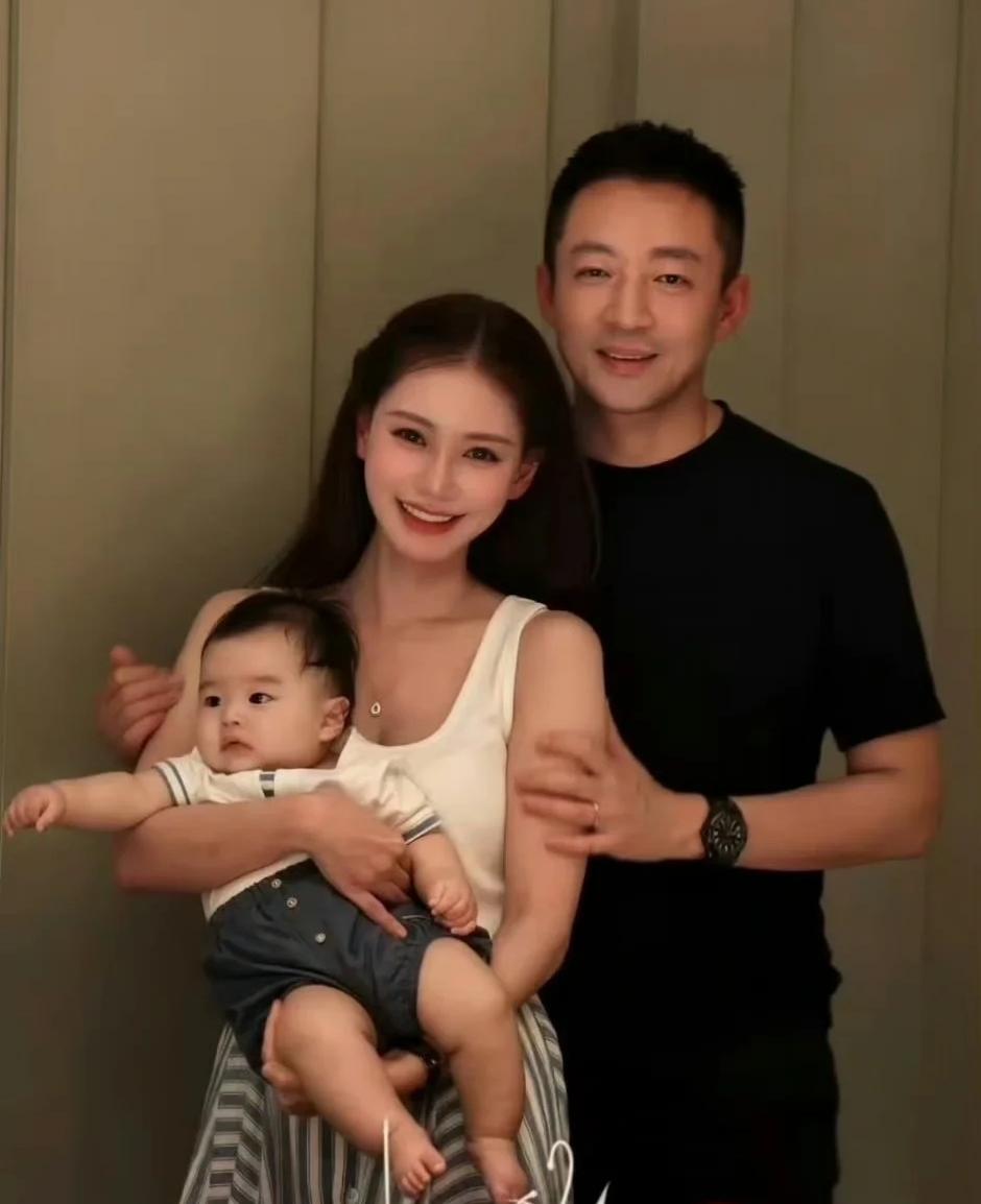 带孩子回北京太容易了，他们也不用来回跑，还让马小梅的父母带孩子。但就是因为孩子们