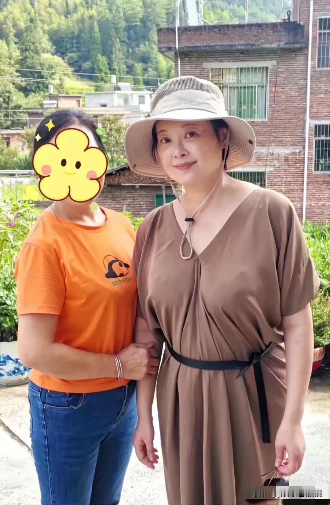 第一眼看去，你还能认出戴帽子这个女人是谁吗？
52岁的年纪，说老倒不显得很老，但