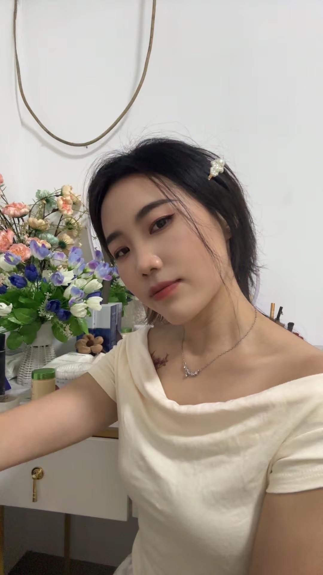 喜欢我一下吧，今天画个妆，开个美颜我也好看了啊😂