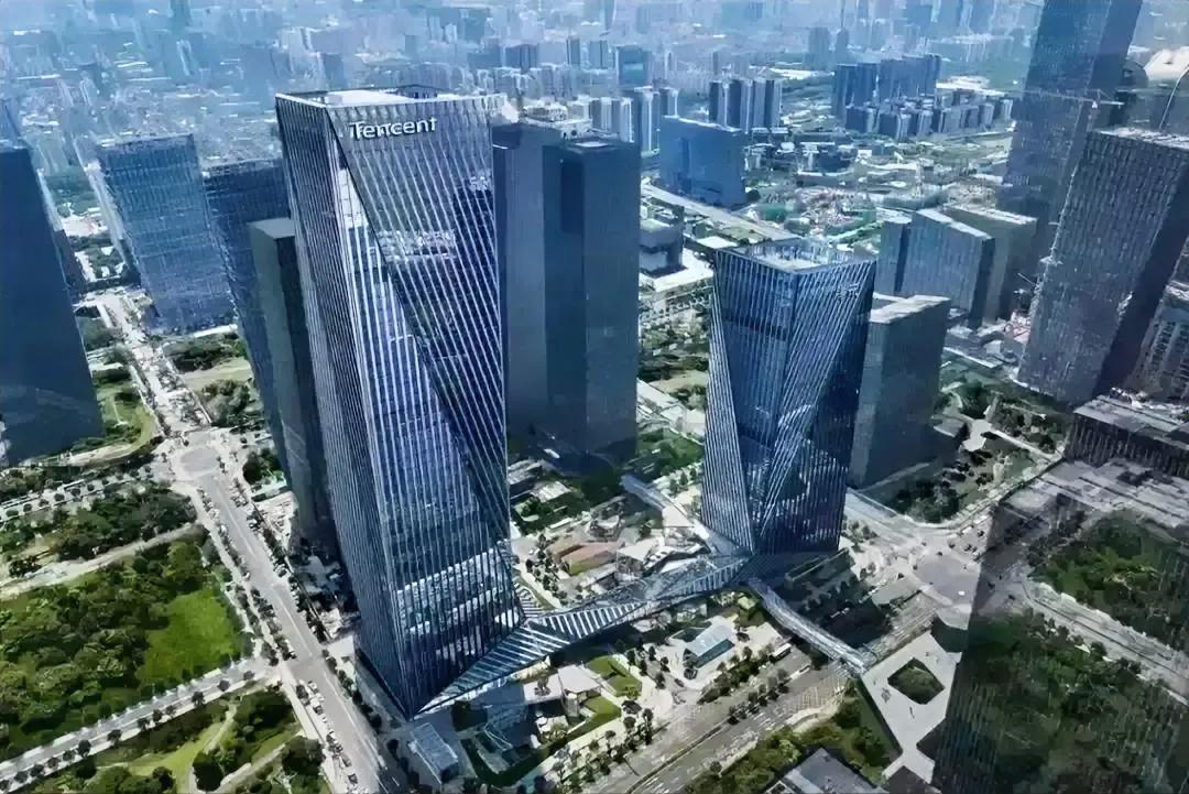 在上海的优势产业，深圳正赶超上海
上海靠着第三产业的优势，GDP硬是多出深圳1万