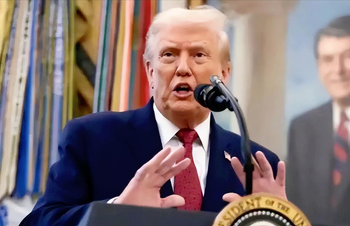 特朗普是真不装了，直接对着全世界放话，要把委内瑞拉的石油权益抢回来，而他前一天刚