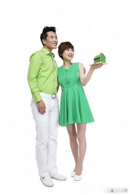 深夜来电揭谜团：姐弟算计暗涌，老人执念难消
我从弟弟手里把手机抢回来，屏幕还亮着