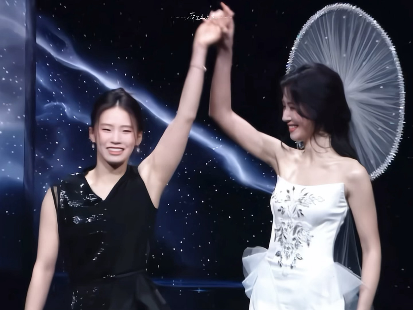 是陈芋汐和卢昱晓啊乐乐噜噜 女孩女孩你们真的很萌吧，骑士也可以是女孩哦微博之夜红