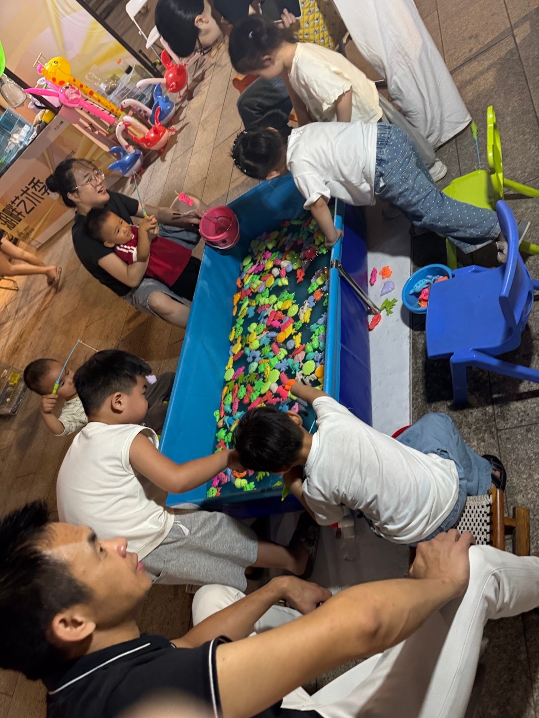 摆摊日赚200-300的实体老板，现实版摆摊补贴发工资。实体店是开汽车保养维修类