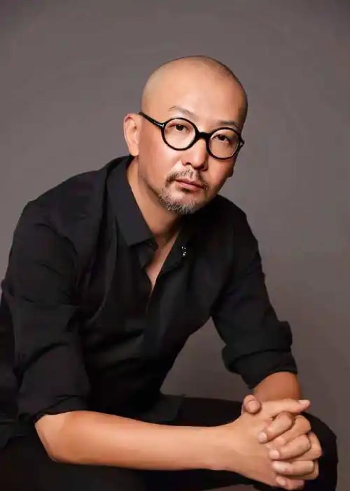 梁静与管虎：爱中的“驯服”智慧

梁静一伸手，管虎便十指紧扣，这般默契令人称羡。