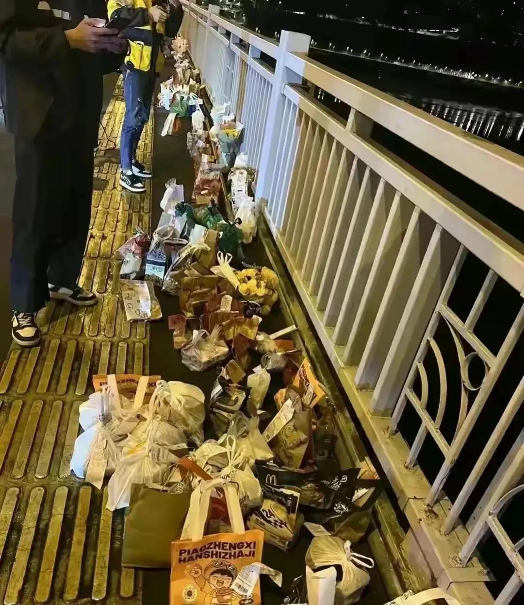 胖猫事件引爆网络，点燃网友的怒火。说几句吧，感情不是一味的付出，得不到回应的感情