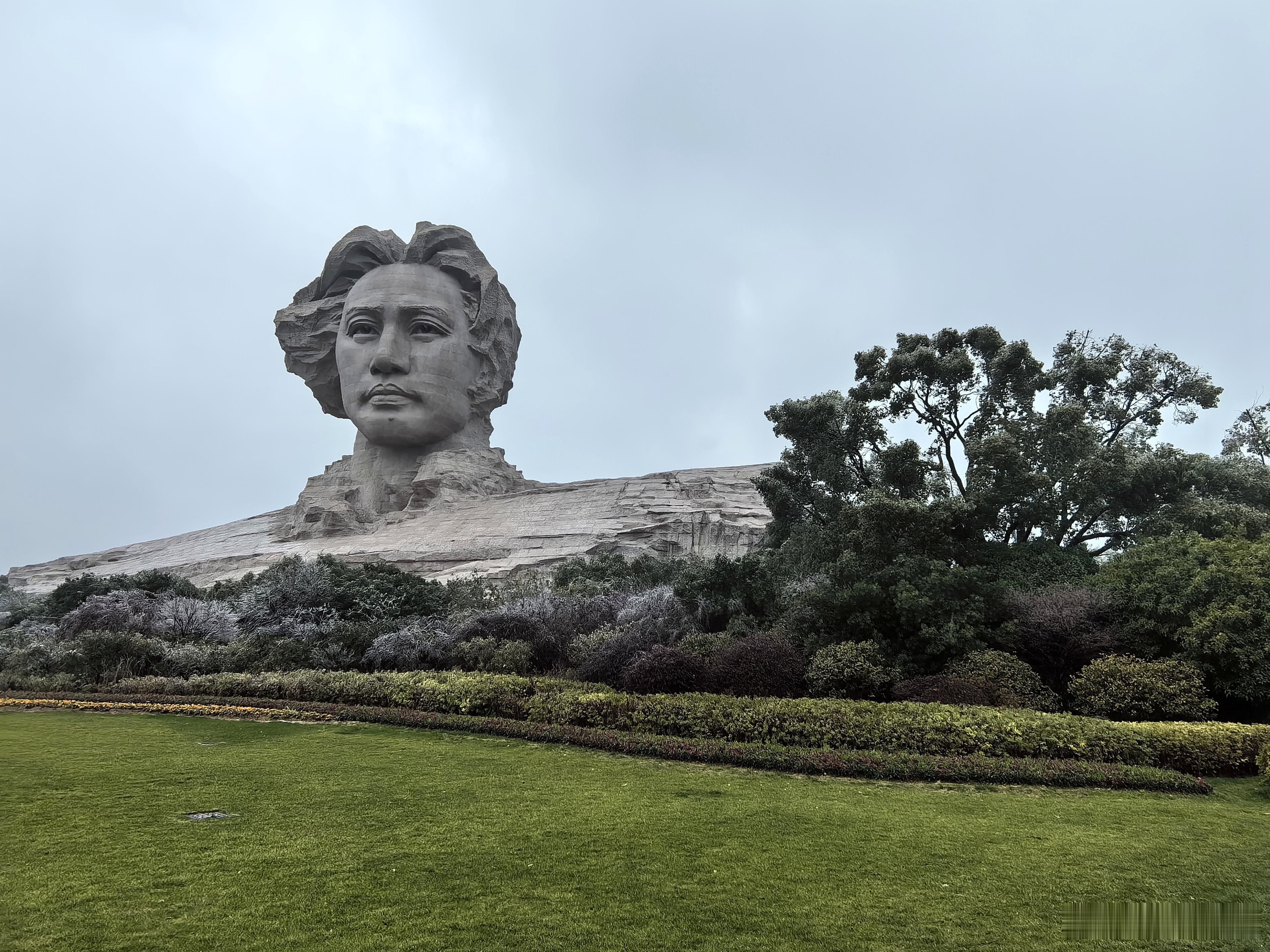 湘江北去，橘子洲头。万山红遍，百舸争流，万类霜天竞自由。  ​​​