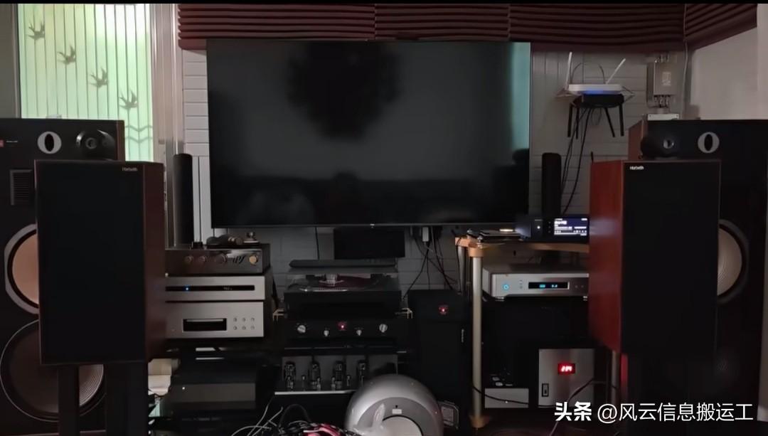 香港网友：退休回到广东的家，电视可以更大一些，还可以有专用的影音房，实在太爽。 