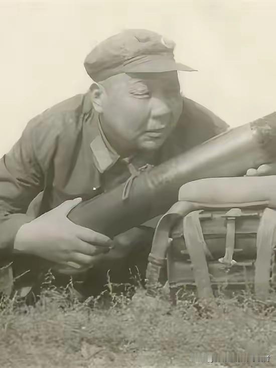 建国后某次炮兵比武演习现场，观礼台上的气氛突然变得凝重。八二迫击炮组的战士们已经