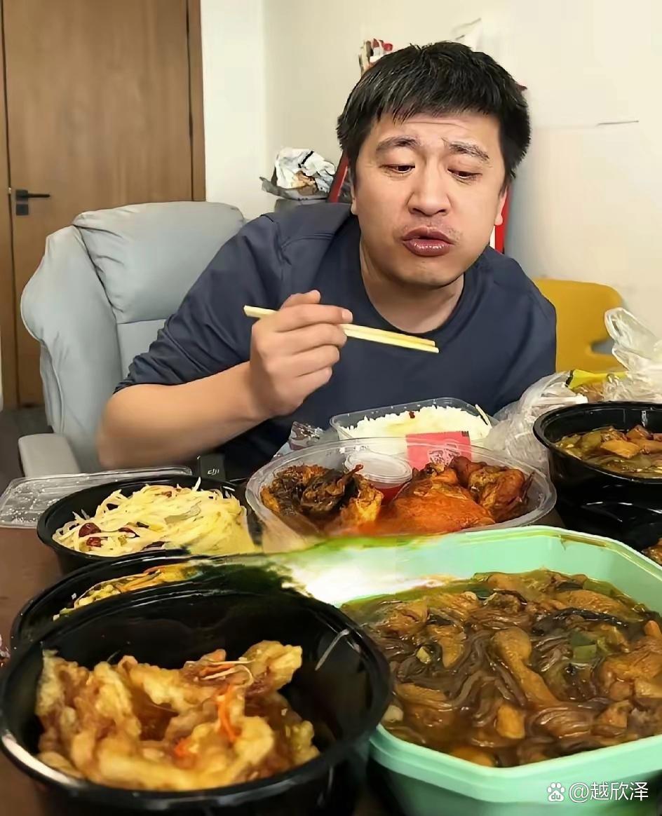 这是张雪峰最后一次露面。
他正在吃午饭的画面，
一碗米饭配了六碗菜。

盛菜用的