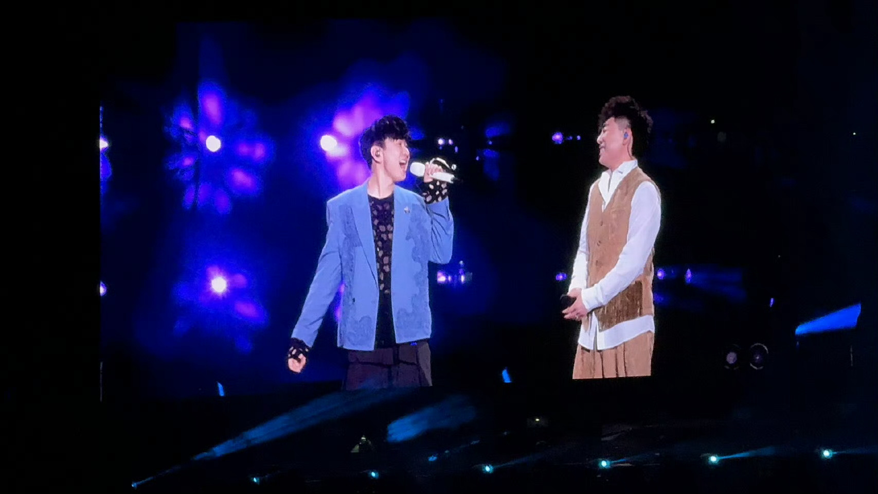 两位华语乐坛的实力vocal此前合作的《黑夜问白天》舞台超惊艳，谁不期待一波二次