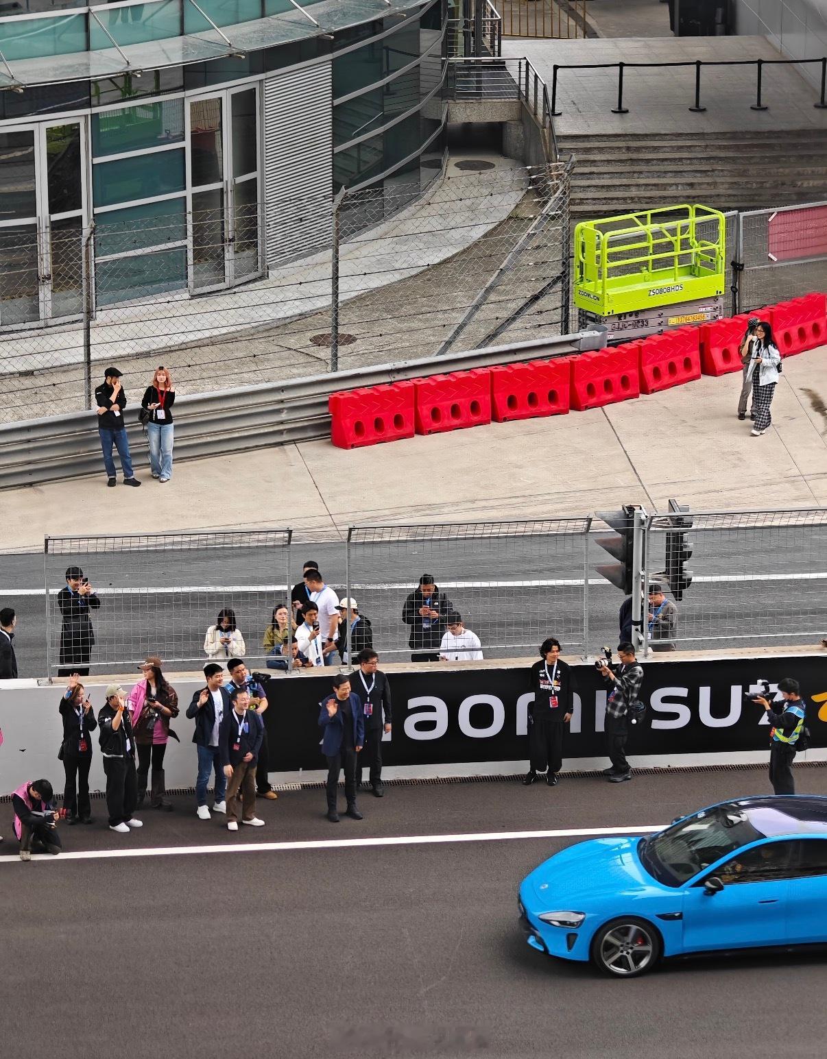 雷军现身上海国际赛车场今天雷总现身上海国际赛车场，看了小米汽车的巡游，还和用户一