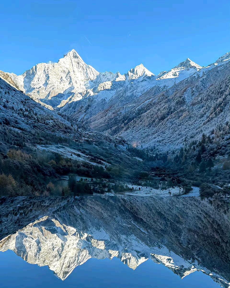 雪山倒影如镜，静谧自然之美耀眼的雪山风景 晨光中的雪山 晨曦中的雪山 美景倒影 