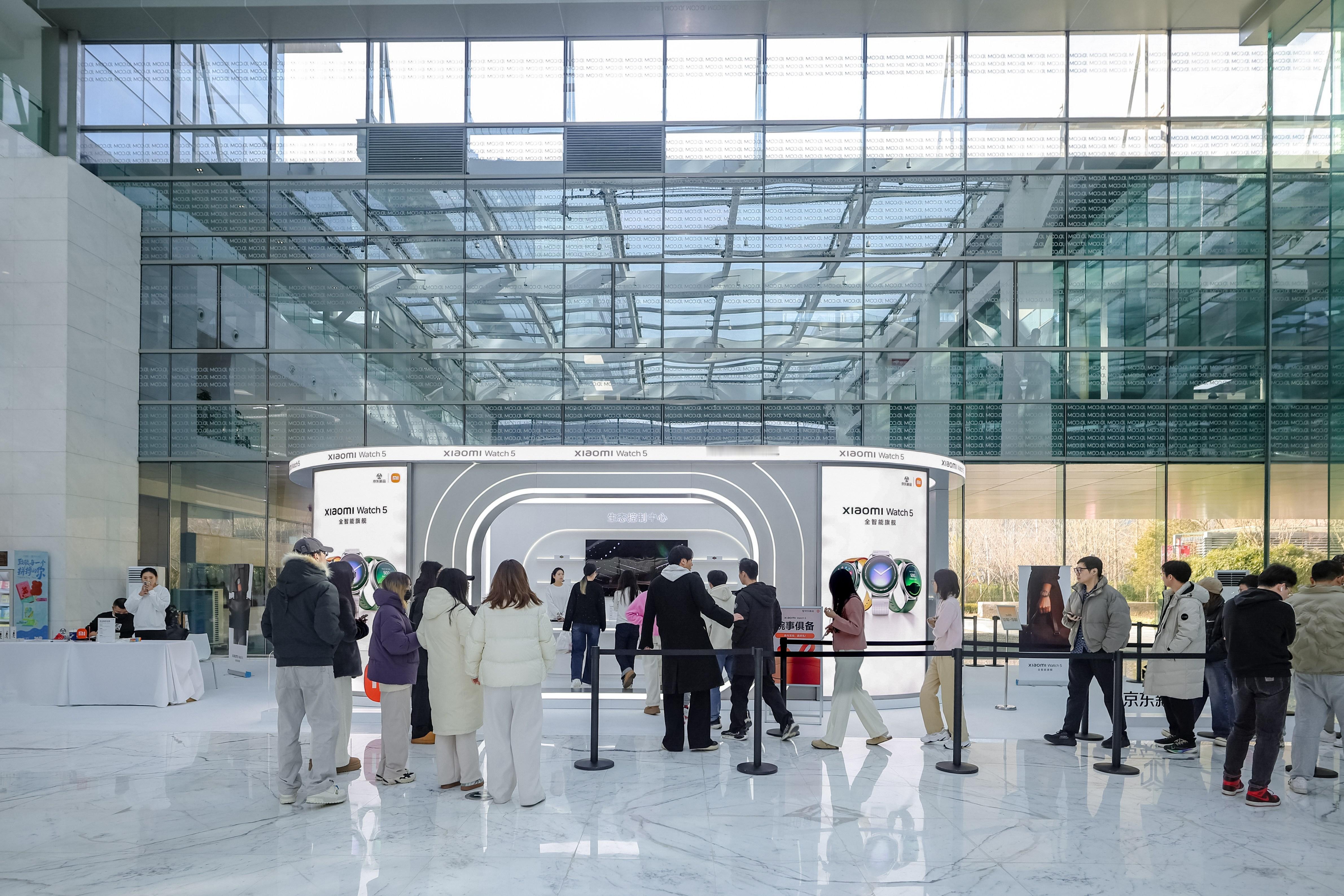 来京东总部打卡 快闪啦！现场好热闹，布置也是充满了高级感。手表实体的质感比图片上