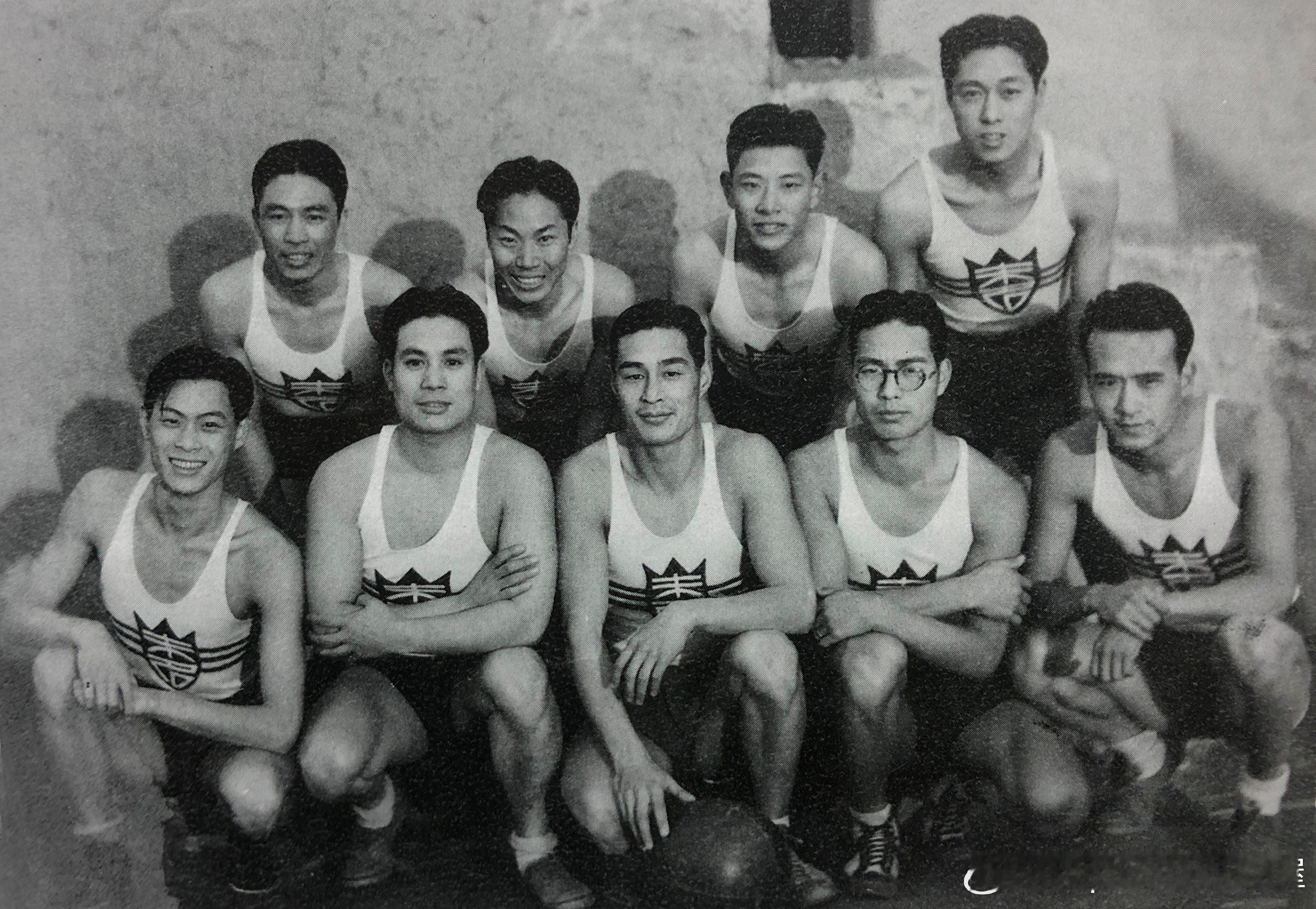 1935年上海“未名”影星篮球队，前排左起刘琼、梅嘉、金焰，右一田方；后排右一陈