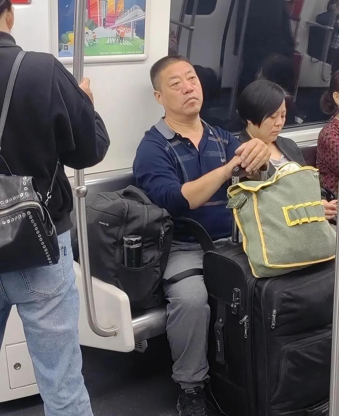 带的东西多就是占座的理由吗，心由相生！