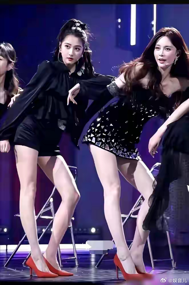 你敢信？关晓彤脱鞋实测172.4cm，腿长顶配，早年竟输给171cm的沈梦辰？ 