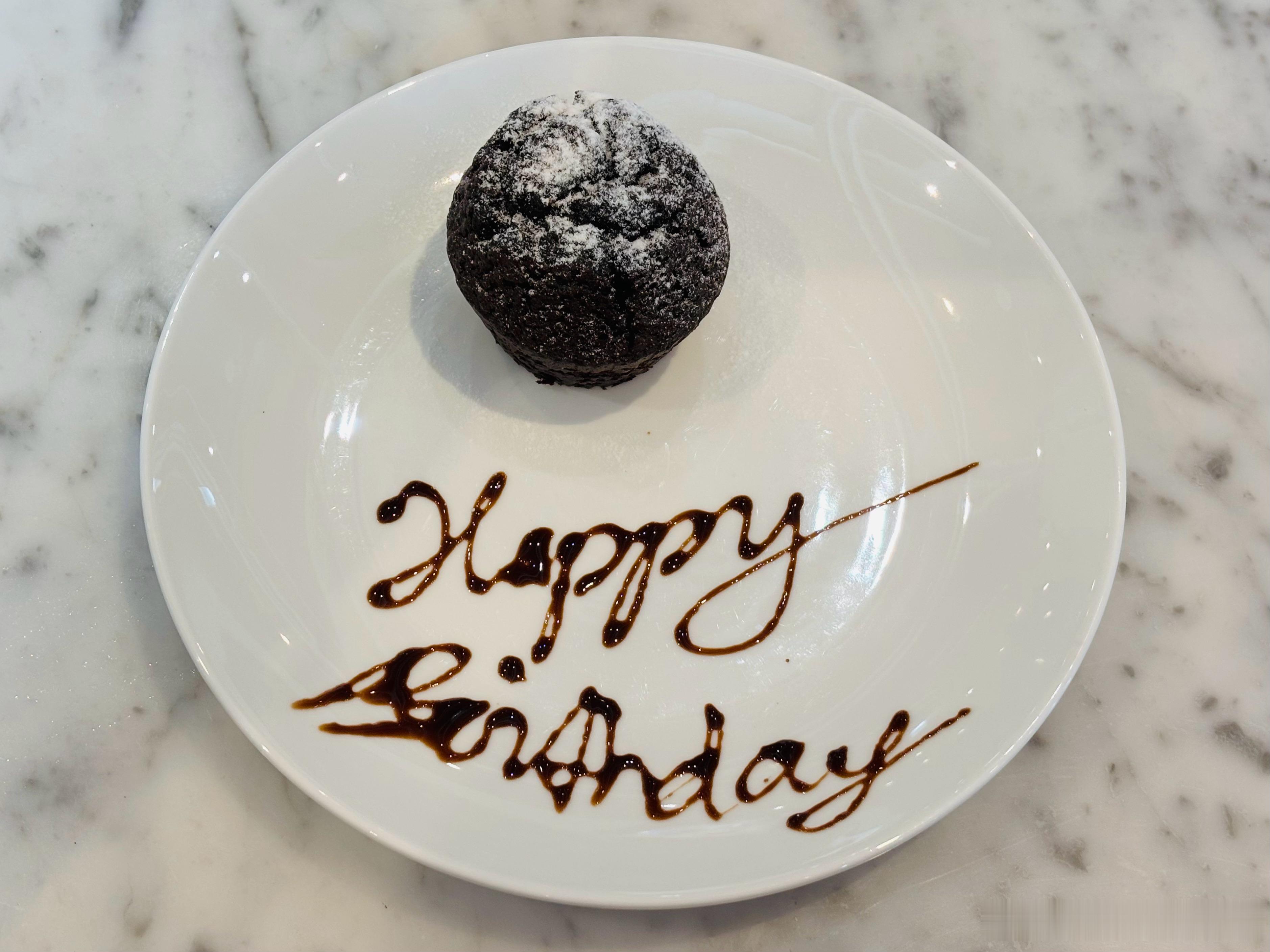 今天给母上大人庆生🎉🎂吃了朝思暮想的义大利面店家还招待一块布朗尼蛋糕～～买了