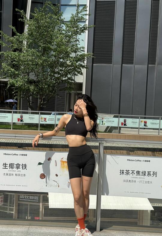 又瘦又黑