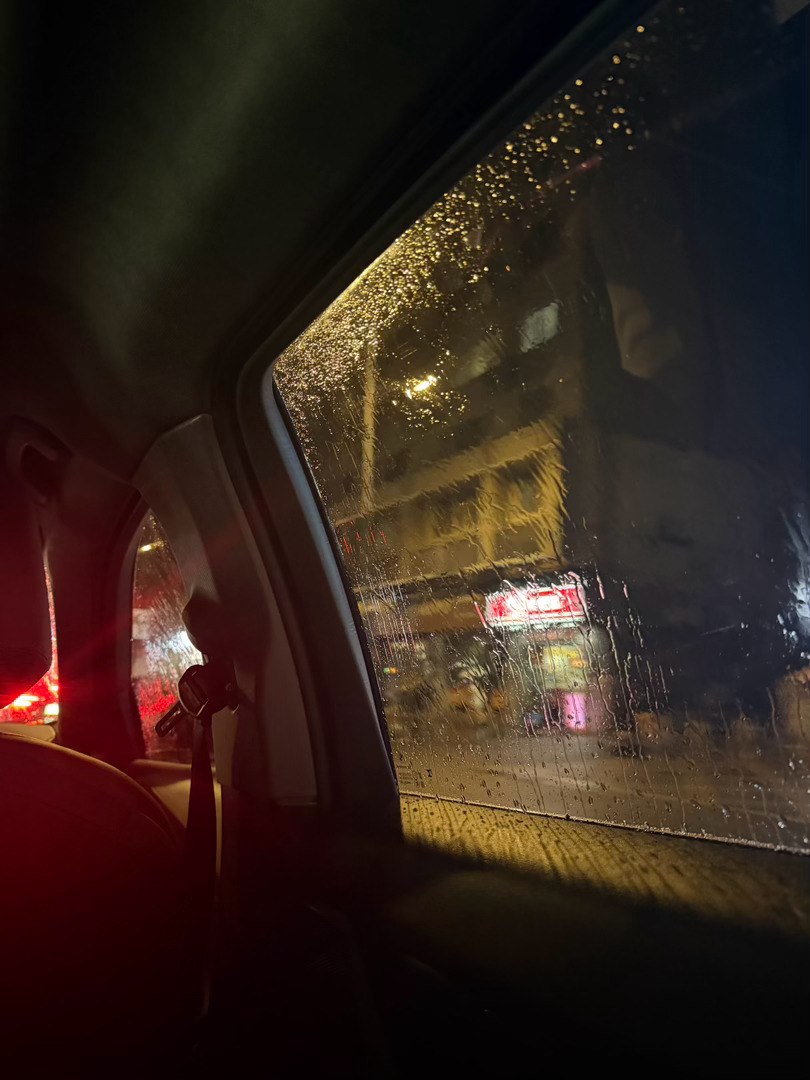 下雨了 大家快找地方避雨不要淋到了
