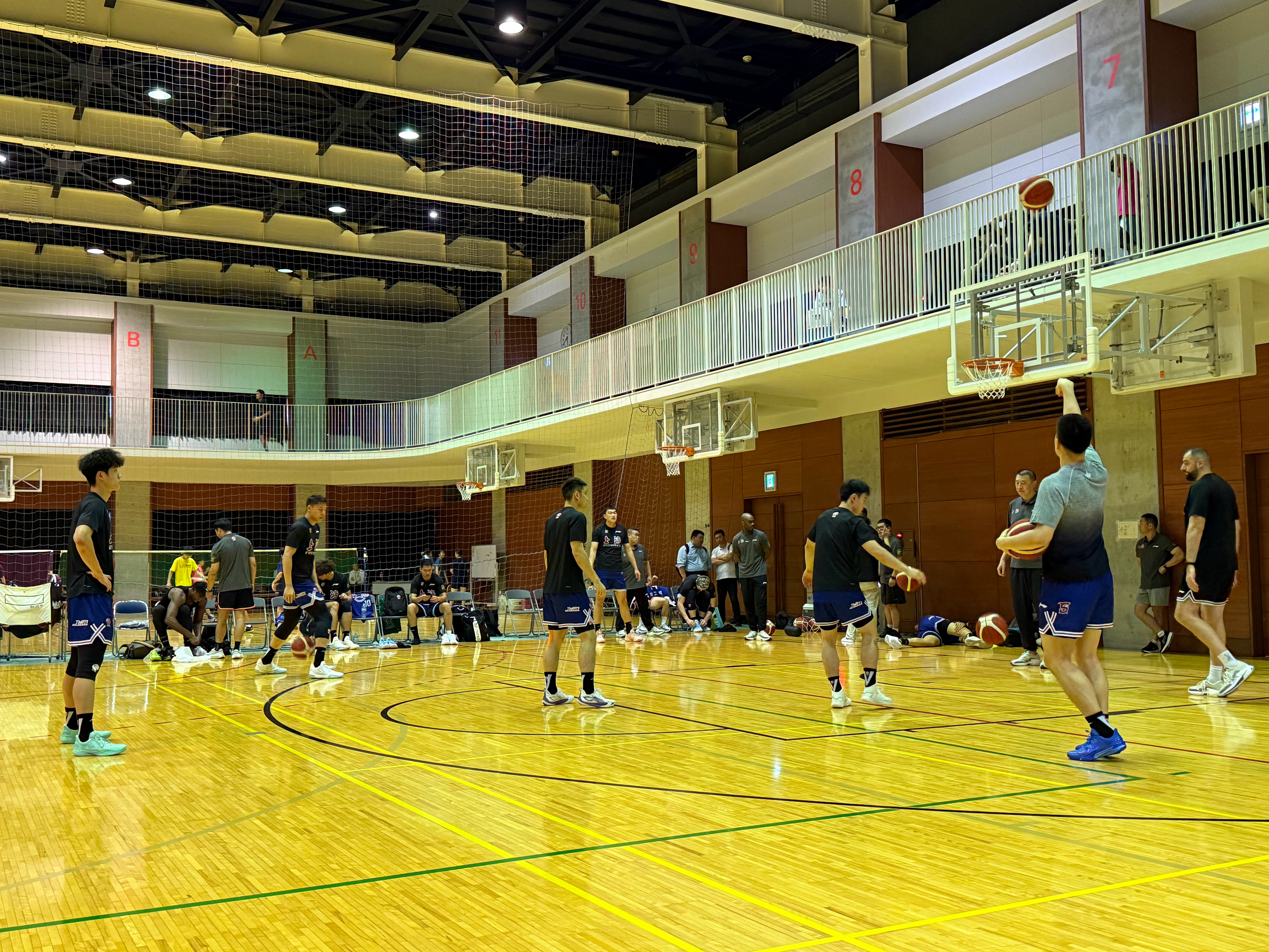 上海男篮今天下午对阵日本B2联赛的横滨卓越，怀特塞德身穿24号球衣亮相[并不简单