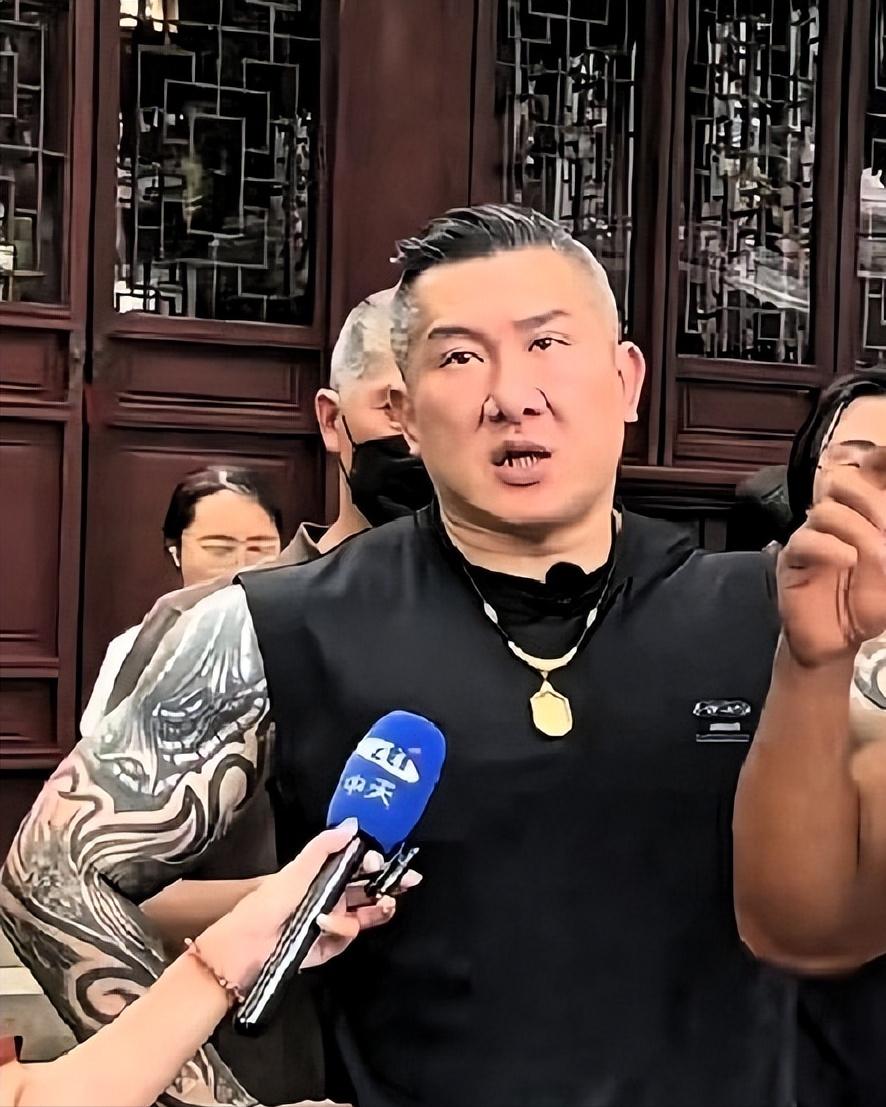 台湾那个“馆长”直接开麦怼国民党

这次去大陆交流，我就送你们八个字：摆正位置，