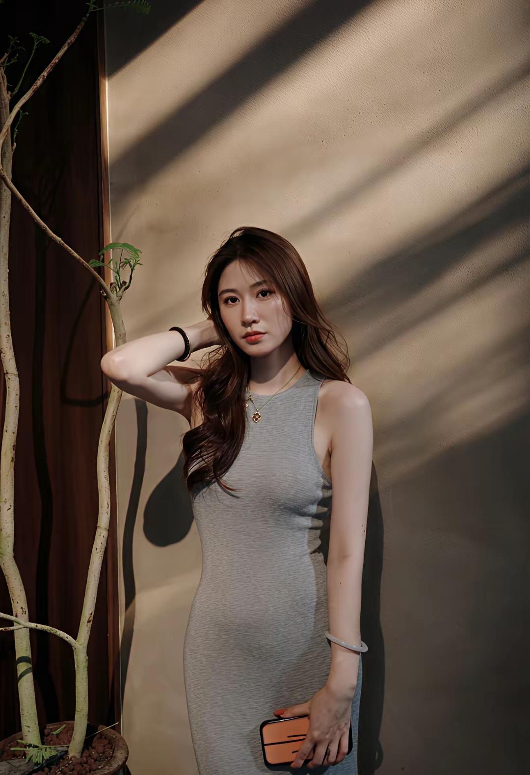 谁懂啊！真正的优雅穿搭，根本不靠大牌和复杂设计撑场面✨
 
就像这套低饱和灰色针