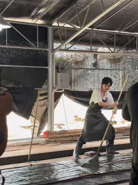 姚安娜录综艺又干活了。这次在《非遗之城宝藏季》当非遗体验官，跟着单霁翔体验蜡染、