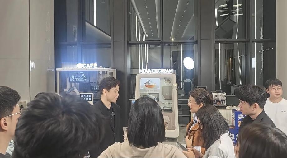 5月9日，追觅CEO俞浩接受央视主持人董倩的采访花絮曝光，俞浩好活泼，说话语速快