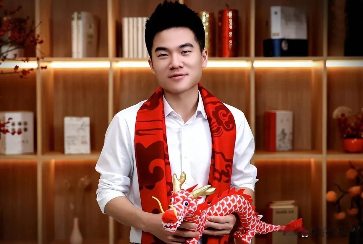 董宇辉惊喜现身北京卫视春晚，在新年第一天向观众发来寄语，《我的春天看我的》主题“