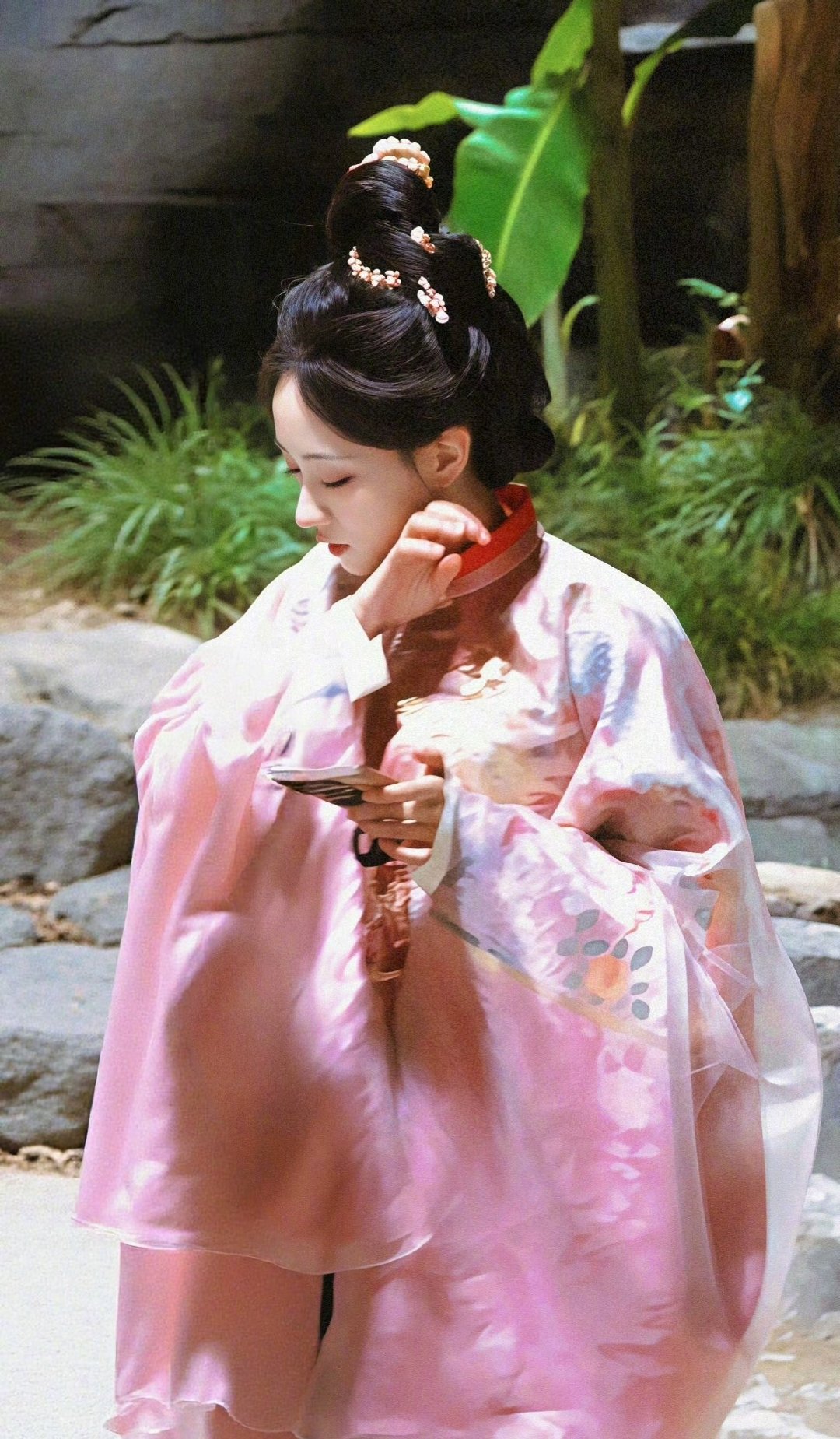 网传黄婷婷万花世界被换角啊？不是都官宣进组了吗？美女好惨啊... （