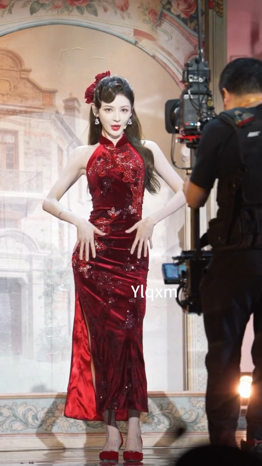 论张予曦和红色旗袍的适配度，好曼妙的身姿