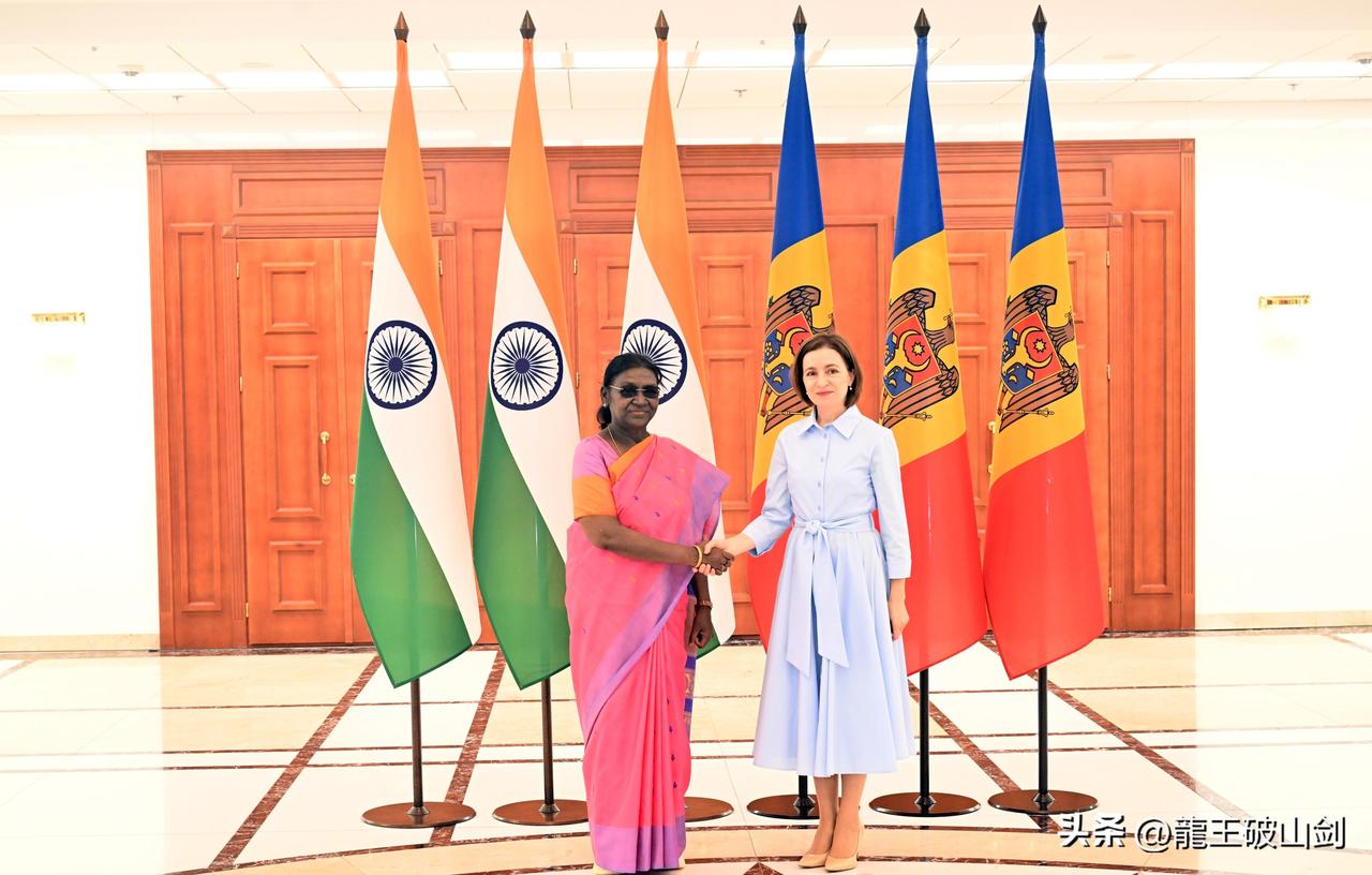黑白女总统。印度总统穆尔穆访问基希讷乌，会见摩尔多瓦总统桑杜。这俩人一老一少，一