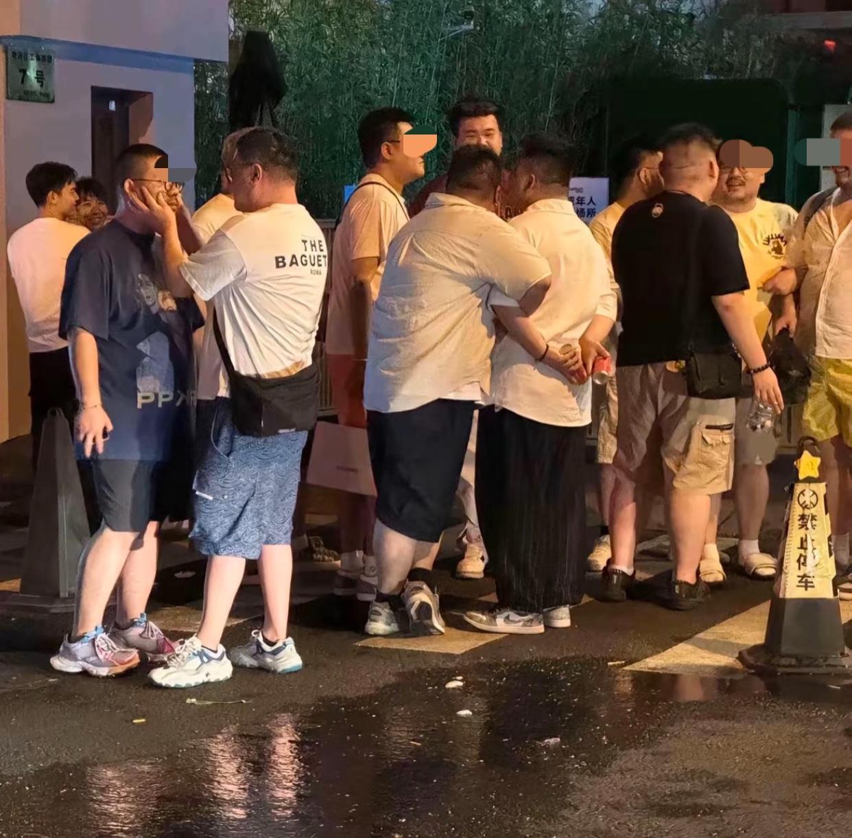 都说成都除了电线杆是直的，其他都是弯的

本来还不相信，直到看见一对小胡子在大马