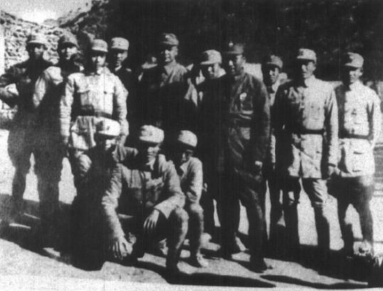 1942年11月，同前来部队视察的朱德(中排右三)于陕西省鄜县(今富县)。
前排