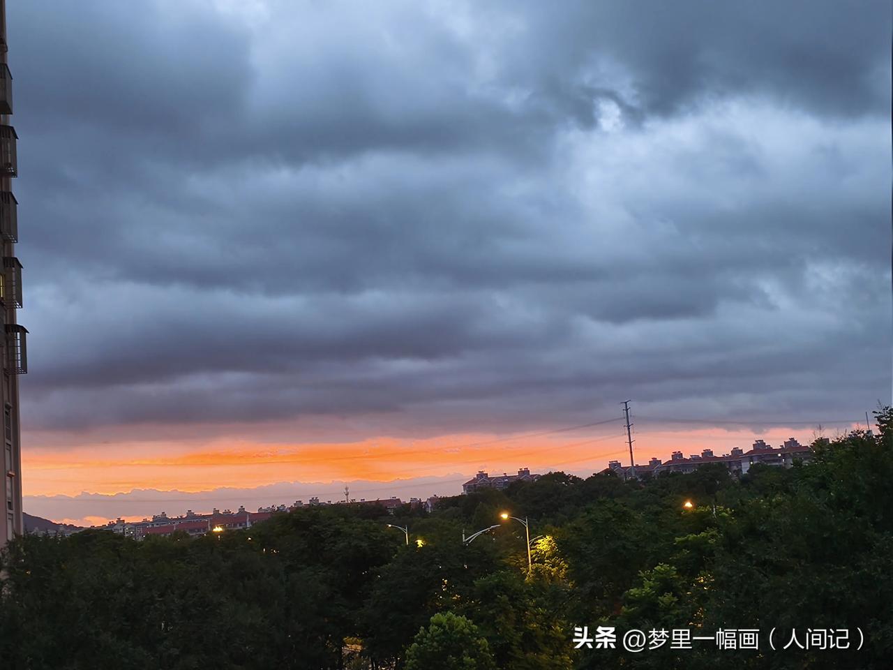 这是南京昨晚的彩霞，今天又下大暴雨。这南京的天气和云彩真让人摸不着头脑[呲牙]