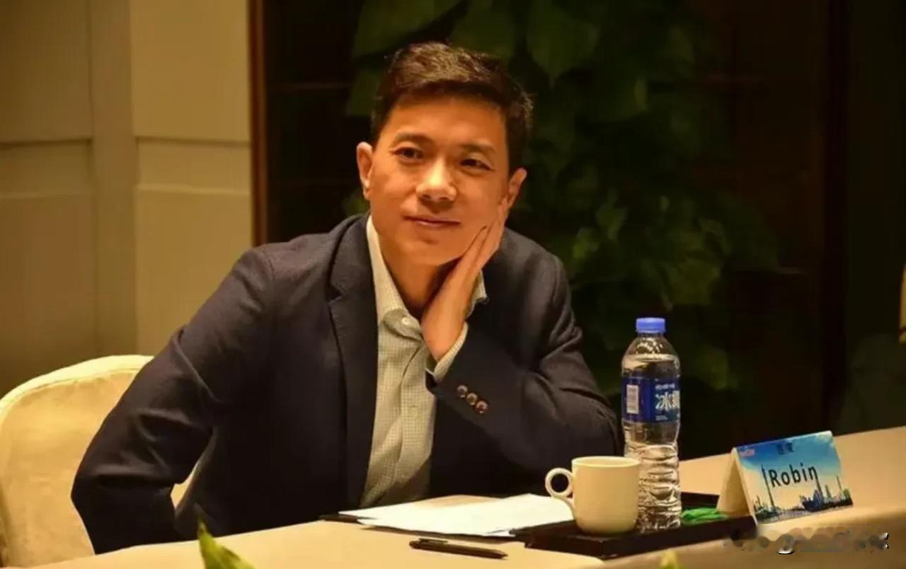 雷军成了商业顶流，周鸿祎也开始做网红。李彦宏倒是沉得住气，不显山不露水。

其实