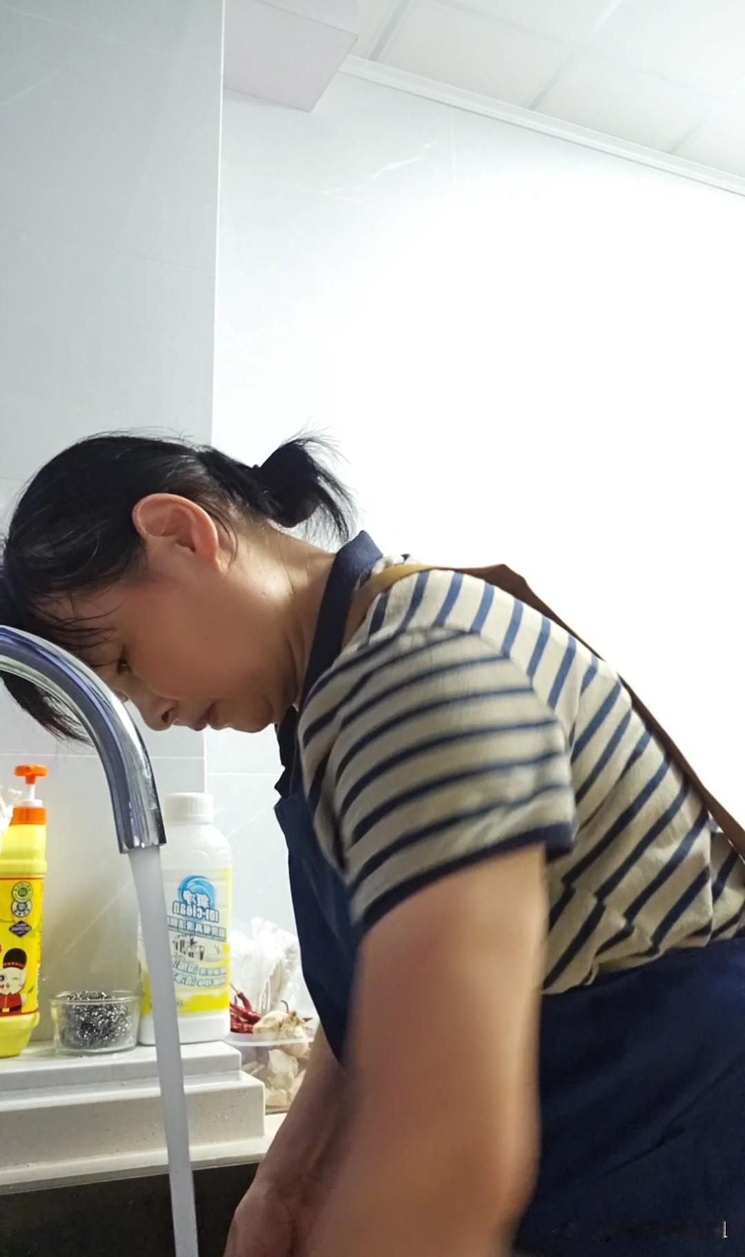 没个女人管着的男人，是真的懒。

我是做家政的大姐，昨天上午没接活，下午打扫了两