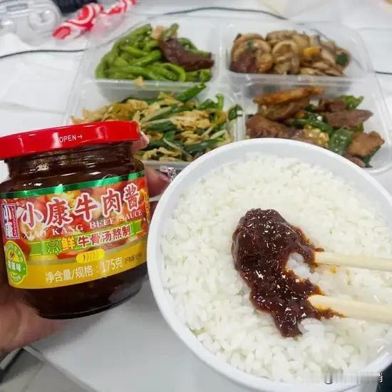 徐州的美食还是比较多的，沛县鼋汁狗肉，烧鸡，徐州还是烧烤的发源地，伏羊节的羊肉，