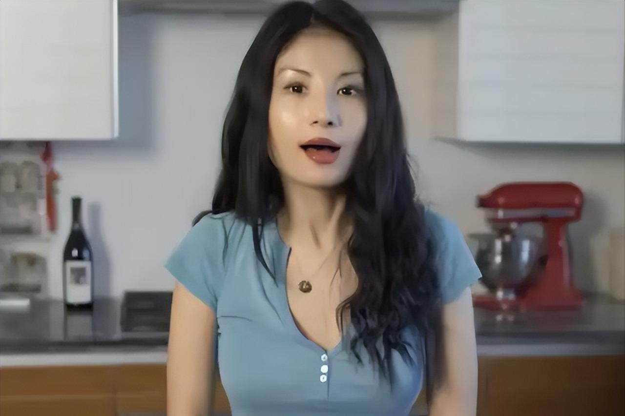 “我痛恨自己长了一张中国脸！”2018年，美国华裔女记者上蹿下跳，抹黑中国，但在