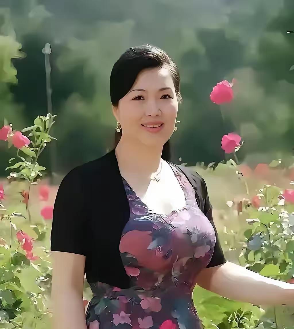 塞鸿秋·为女远嫁赴他乡带孙
女儿远嫁添新宝，
抛家别老伴儿当姥姥。
行囊暗带乡关