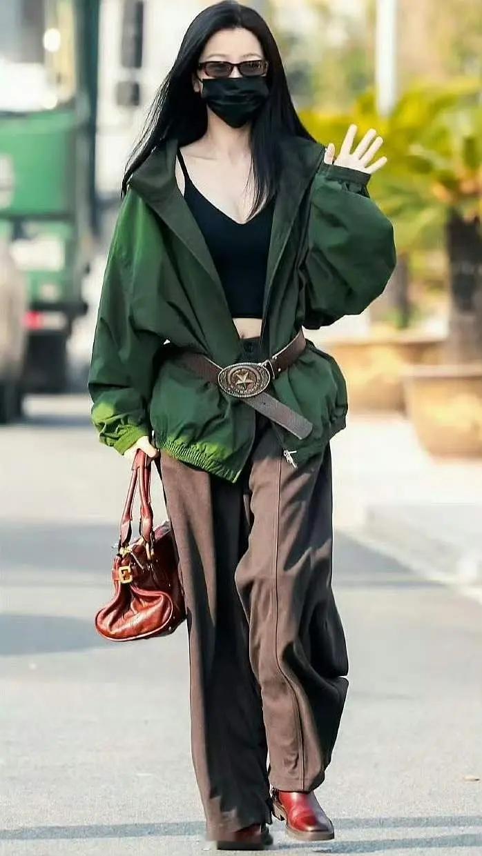 我发现了虞书欣每天开工look的特点，不是露上半身就是露下半身。反正总要秀一下身