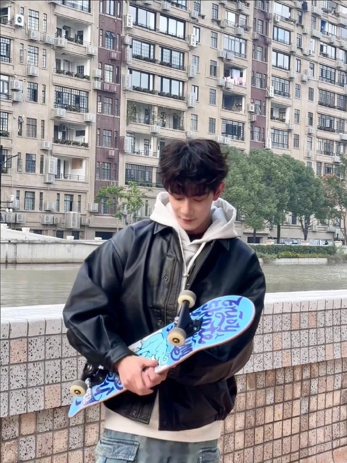 夏之光卷毛随拍  夏之光滑滑板随拍live  萌炸的夏之光卷毛随拍与极具少年感的