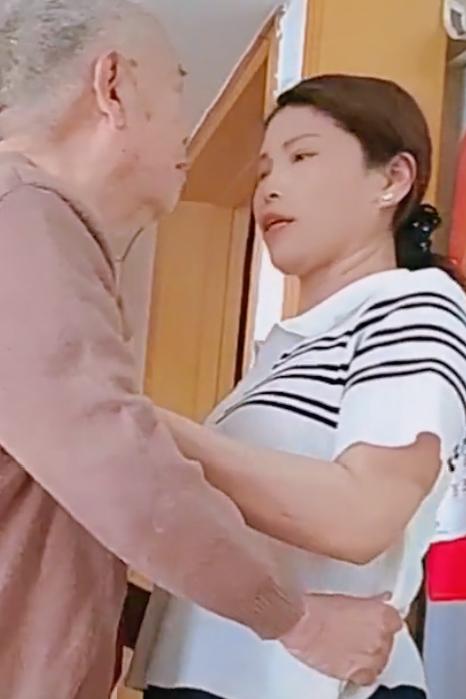 做护工丢人吗？
如今我们乡下不少中年妇女，
通过熟人介绍或是邻里帮带，
纷纷进城