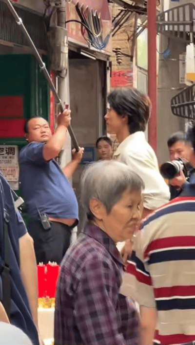 猎雨人间杀青谁的悬疑DNA狠狠被触动！猎雨人间 氛围感直接拉满，雨夜小巷暗藏人性