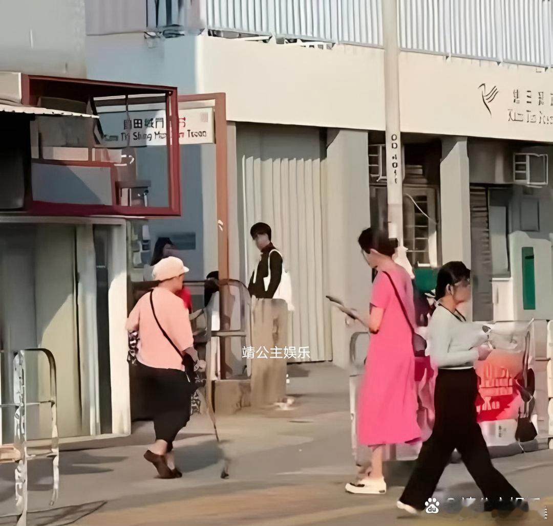 51岁蔡少芬在香港某面包店被偶遇，她素颜露面，身穿粉色奶奶裙，一副家庭主妇的模样