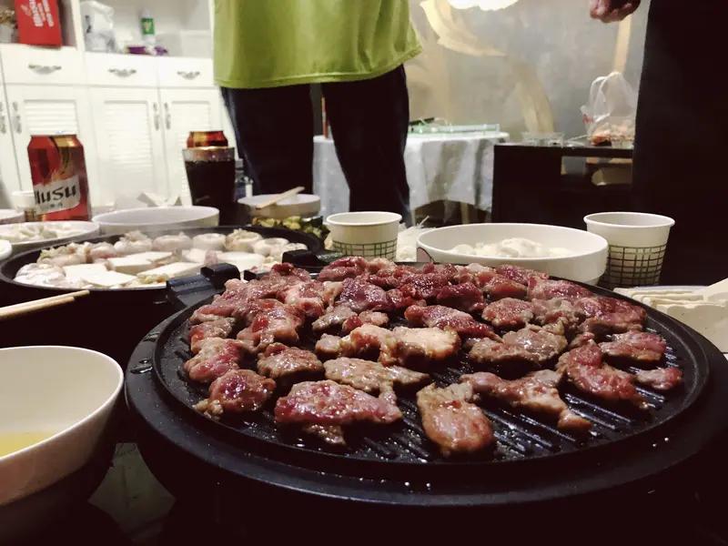 减肥期间晚上吃了顿烤肉别慌。我之前减肥嘴馋也这么干过，吃完就后悔了。不过补救方法